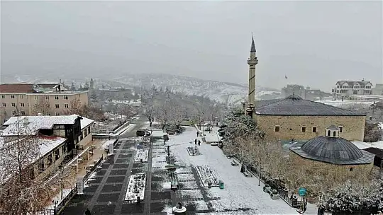 Yılın ilk karının yağdığı Harput'tan kartpostallık görüntülüler