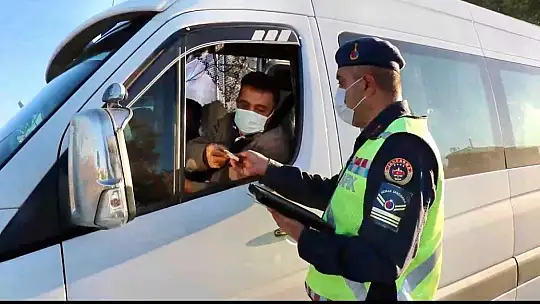 Yolcu kılığına giren jandarma ekipleri, minibüs ve otobüslerde denetim yaptı