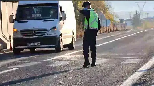 Yolcu kılığına giren jandarma ekipleri, minibüs ve otobüslerde denetim yaptı
