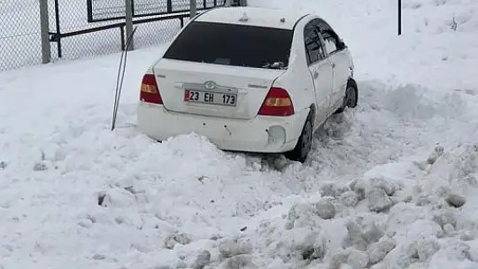 Yoldan çıkan otomobil kara saplandı: 3 yaralı