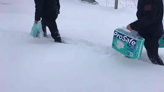 Yolu kardan kapanan köyde ilacı biten hastanın yardımına jandarma koştu