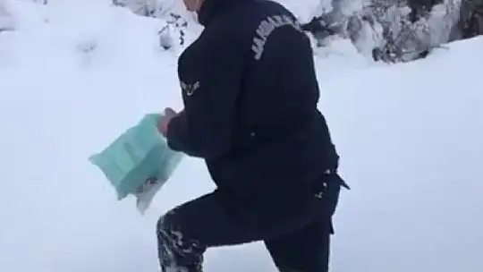 Yolu kardan kapanan köyde ilacı biten hastanın yardımına jandarma koştu