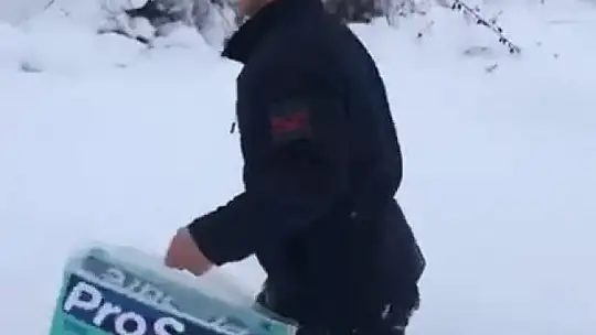 Yolu kardan kapanan köyde ilacı biten hastanın yardımına jandarma koştu