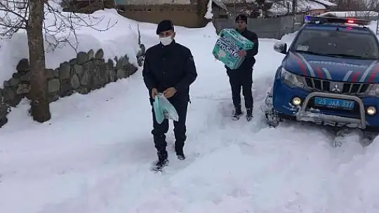 Yolu kardan kapanan köyde ilacı biten hastanın yardımına jandarma koştu