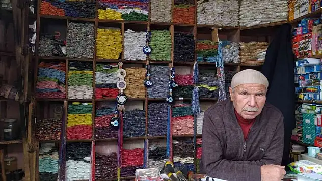 72 yaşındaki Alaattin amca 57 yıldır boncukçuluk yaparak geçimini sağlıyor