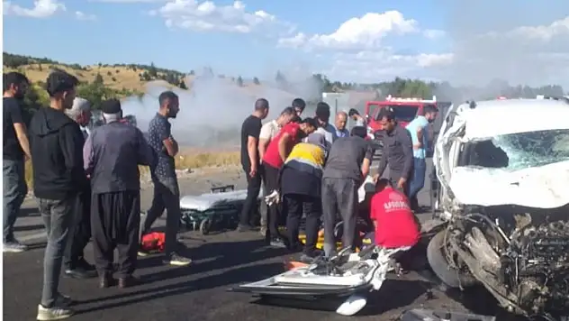 Araca çarpan vinç alev aldı: 5 yaralı
