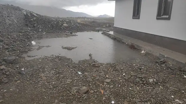 Arıcak'ta mağduriyetler bitmiyor: Deprem konutlarındaki arızalar aylardır yapılmıyor!