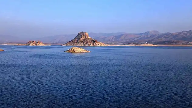 Barajın ortasındaki tarihi güzellik 'Pertek Kalesi'
