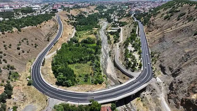 Bingöl Belediyesi yolları kendi ürettiği asfaltla yeniliyor