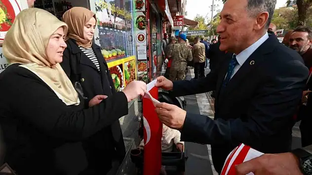 Bingöl'de esnaf ve vatandaşlara Türk bayrağı dağıtıldı