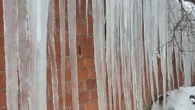 Çatılarda 2 metrelik buz sarkıtları oluştu