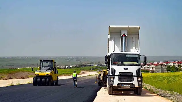Bırkleyn Caddesi'ndeki yol yapım çalışmaları sürüyor