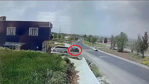 Diyarbakır'da kontrolden çıkan otomobilin kaza anı güvenlik kamerasına yansıdı