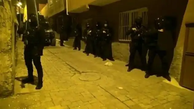 Diyarbakır'daki terör operasyonunda aralarında HDP'li yöneticilerin de olduğu 13 kişi tutuklandı
