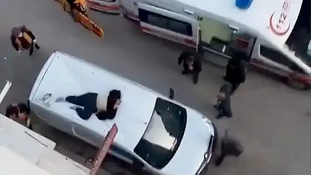 Dördüncü kattan aracın üstüne düştü!