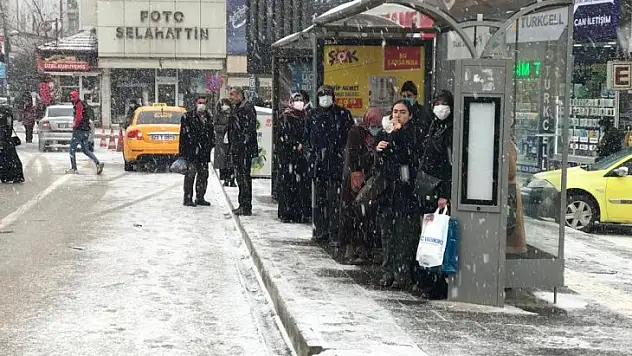Başlayan kar yağışı Elazığ'ı beyaza bürüdü