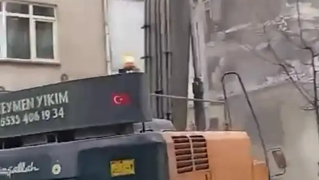 Elazığ'da ağır hasarlı bina tek dokunuşla yıkıldı