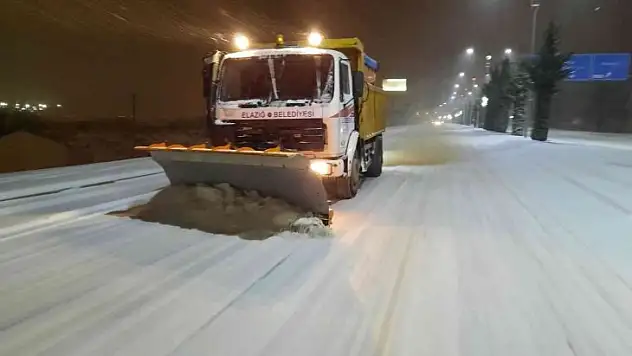 Elazığ Belediyesi kar mesaisine gece de devam etti