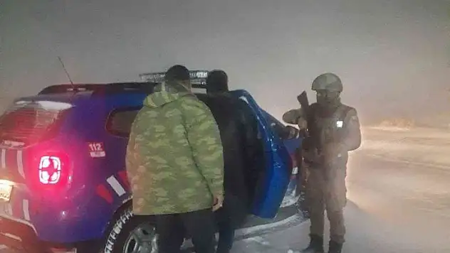 Yolda mahsur kalan vatandaşların imdadına jandarma yetişti