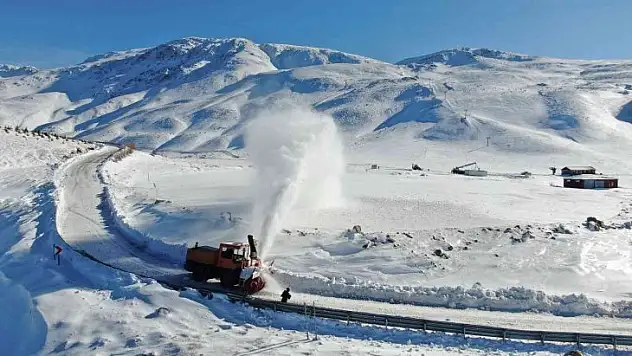 Elazığ'da kapalı köy yollarının 520'si açıldı