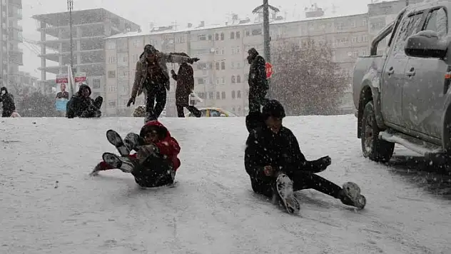 Elazığ'da kar yağışı en çok çocukları sevindirdi