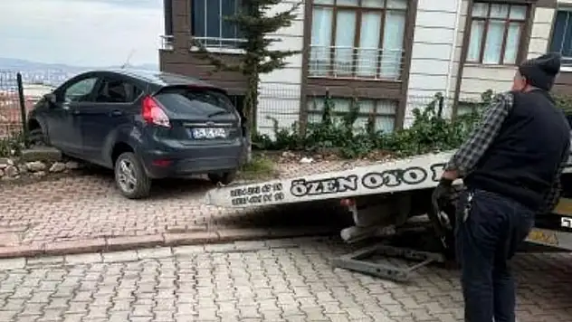 Elazığ'da kontrolünü kaybeden sürücü istinat duvarına çarptı