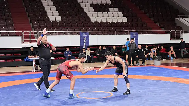 Güreşin kalbi Elazığ'da atıyor: 33 takım, 270 sporcu minderde buluştu