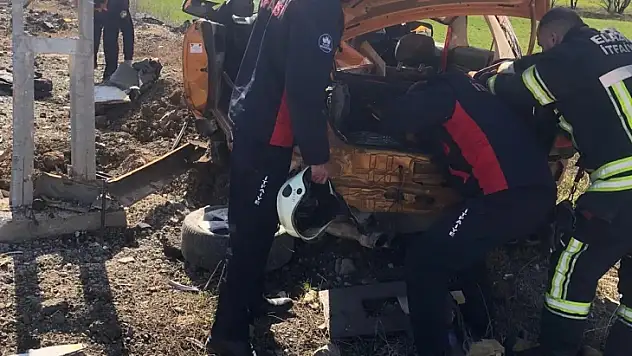 Elazığ'da otomobil aydınlatma direğine çarptı: 1 yaralı