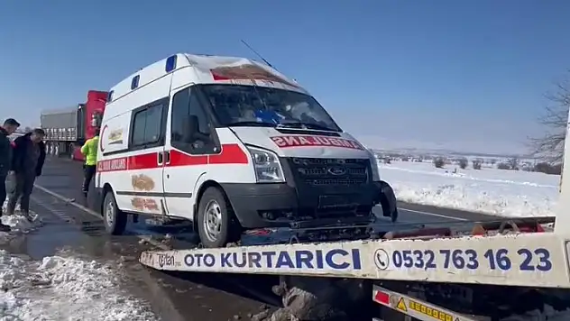 Hasta taşıyan ambulans şarampole yuvarlandı