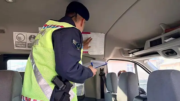 Jandarma okul servis araçlarını denetledi