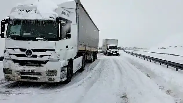 Gülüşkür rampasını çıkamayan araçlar yolda mahsur kaldı
