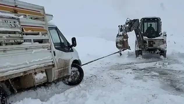 Kara saplanan sürücünün imdadına İl Özel İdaresi ekipleri yetişti