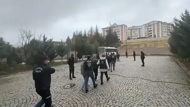 Kimlikleri topladılar, hesap açtılar: bahis şebekesine darbe