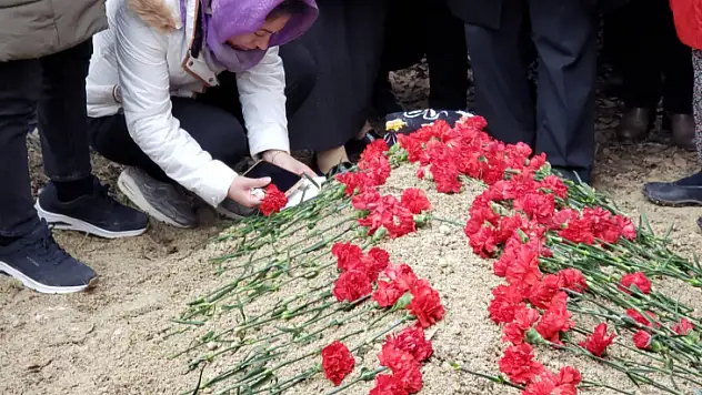 Kocasının katlettiği kadın toprağa verildi
