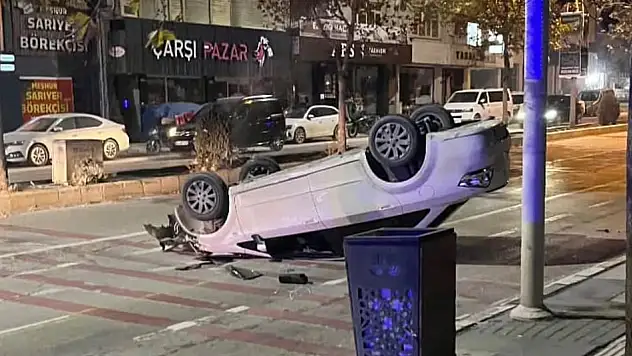 Kontrolden çıkan otomobil MOBESE direğine çarptı