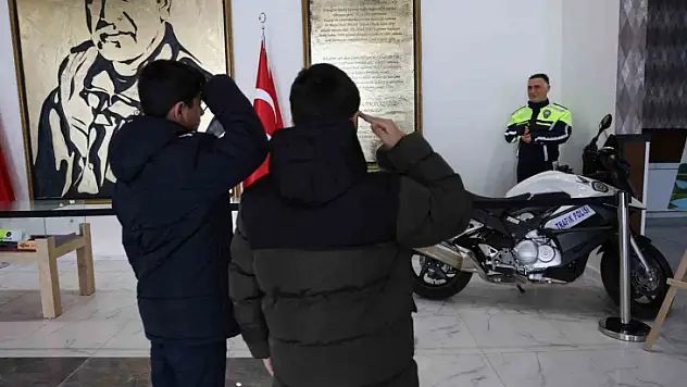 Şehit Fethi Sekin'in balmumu heykeliyle tanışan çocukların dokunaklı selamı