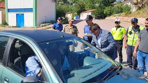 Tunceli'de çikolatalı ve oyuncaklı yol kontrolü
