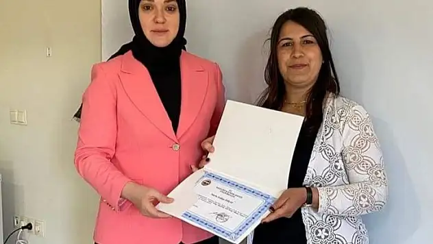Tunceli'de kitap okuma yarışmasında derece giren veliler ödüllendirildi