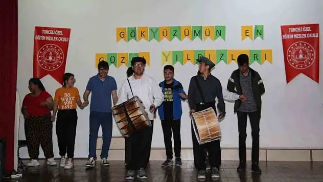 Tunceli'de özel öğrencilerden tiyatro gösterisi ve müzik dinletisi