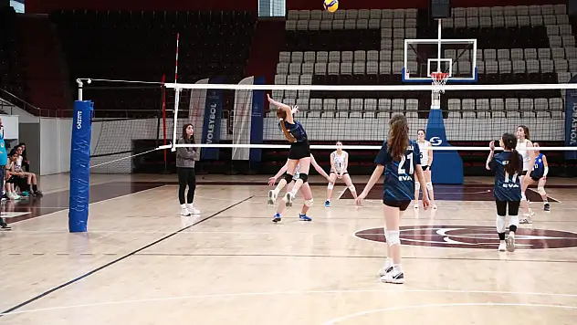 Voleybolun 'Küçük Sultanları' kupasına kavuştu!