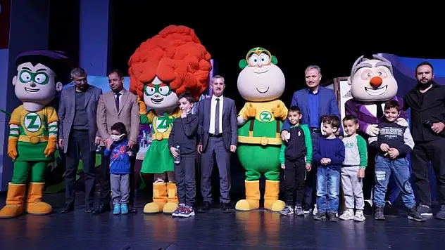 Yeşilyurt'ta 'Z takımı' müzikal tiyatro gösterisi yoğun ilgi gördü