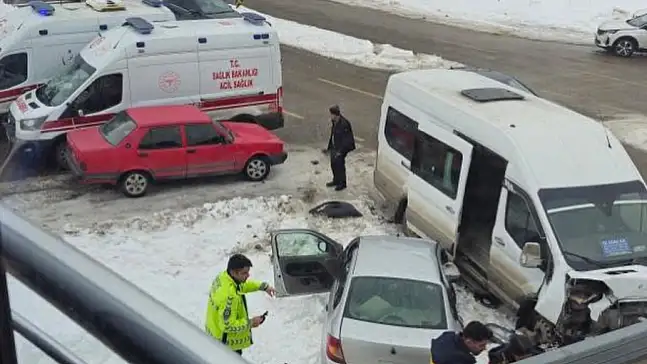 Ataşehir'de minibüs ile otomobil çarpıştı!