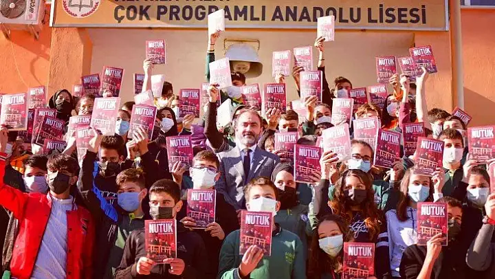 CHP Elazığ İl Başkanı Duran, öğrencilere Nutuk kitabını hediye etti