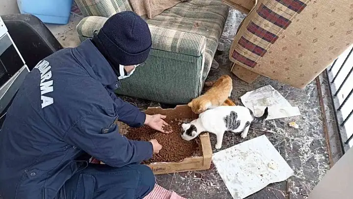 Jandarma ekiplerinden yürekleri ısıtan hareket
