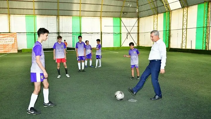 Futbol turnuvasının başlama vuruşunu Başkan Çınar yaptı