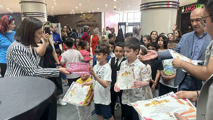 Minik öğrencilerin yıl sonu resim sergisi beğeni topladı