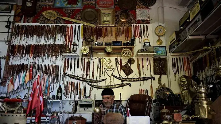 Yıllarca topladığı giysileri antika eşyalarla takas etti, deposunu müzeye çevirdi