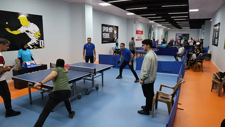 Elazığ’da kurumlar masa tenisinde buluştu: 15 takım, 60 sporcu aynı masada