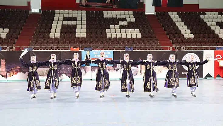 Kültür ve sanat bir arada: Elazığ’da halk oyunları yarışması heyecanı!