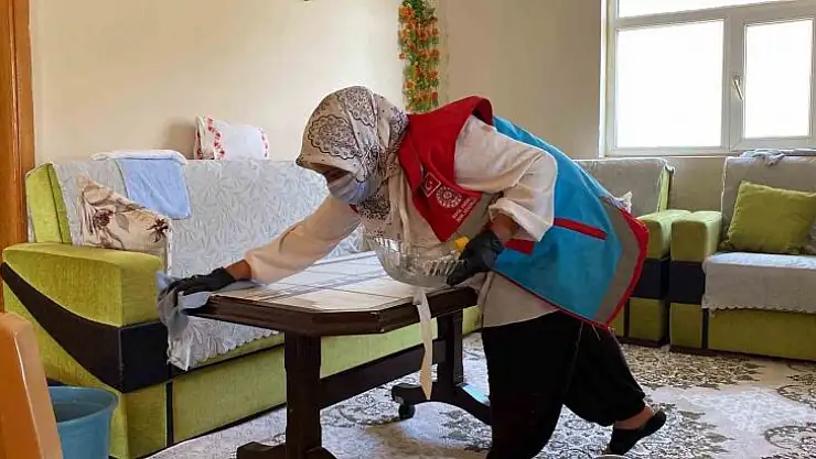 'Vefa' ekibi yaşlı ve hastaların yardımına koşuyor